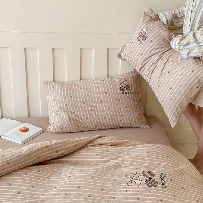 91家纺网 家纺一手货源 找家纺 圆岛家纺 2025新款全棉双层纱贴布绣四件套 樱桃慕斯