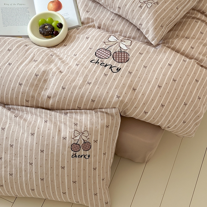 91家纺网 家纺一手货源 找家纺 圆岛家纺 2025新款全棉双层纱贴布绣四件套 樱桃慕斯