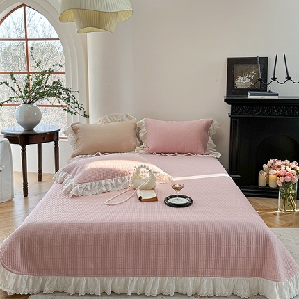 91家纺网 家纺一手货源 找家纺 诗黛尔 2025春夏新品全棉斜纹花边夹棉床盖-雅纹系列 雅纹-粉
