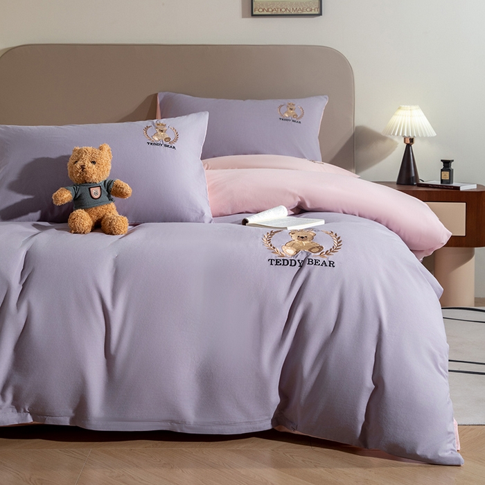 91家纺网 家纺一手货源 找家纺 澳梵家居2025新款A类全棉水洗棉刺绣四件套-泰迪小熊 泰迪熊-香芋色