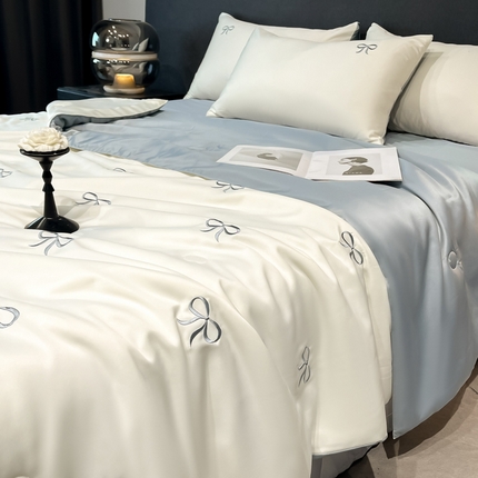 91家纺网 家纺一手货源 找家纺 宇航家纺  2025新款水洗真丝天丝绣花夏被四件套夏凉被空调被 单夏被 蝴蝶结白拼浅灰