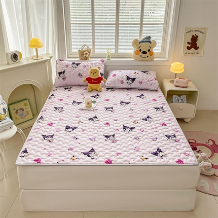 91家纺网 家纺一手货源 找家纺 迪梦思家纺 2025新款A类正版授权卡通印花水洗棉夹棉学生床护垫 气球库洛米紫