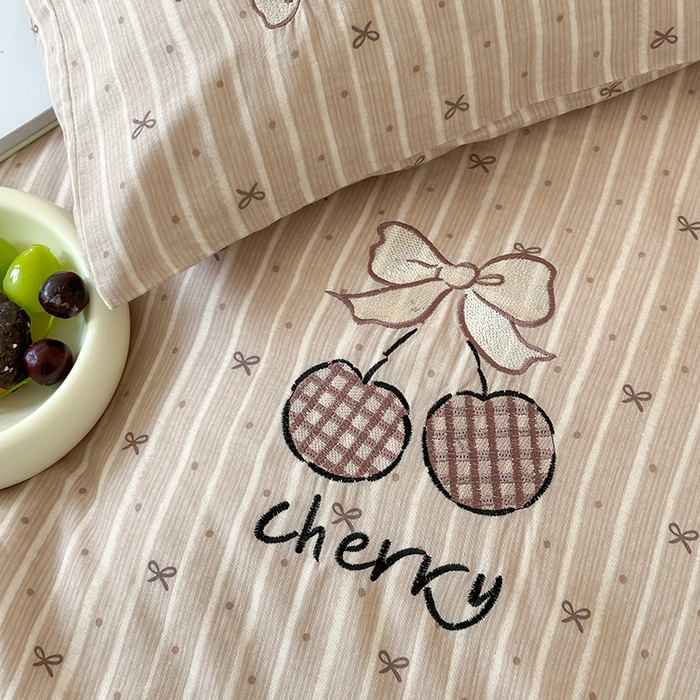 91家纺网 家纺一手货源 找家纺 圆岛家纺 2025新款全棉双层纱贴布绣四件套 樱桃慕斯