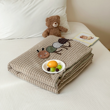 91家纺网 家纺一手货源 找家纺 月夏 2025新款全棉双层纱纱布夏被夏凉被空调被 毛毛虫-绿【填充新疆棉花】