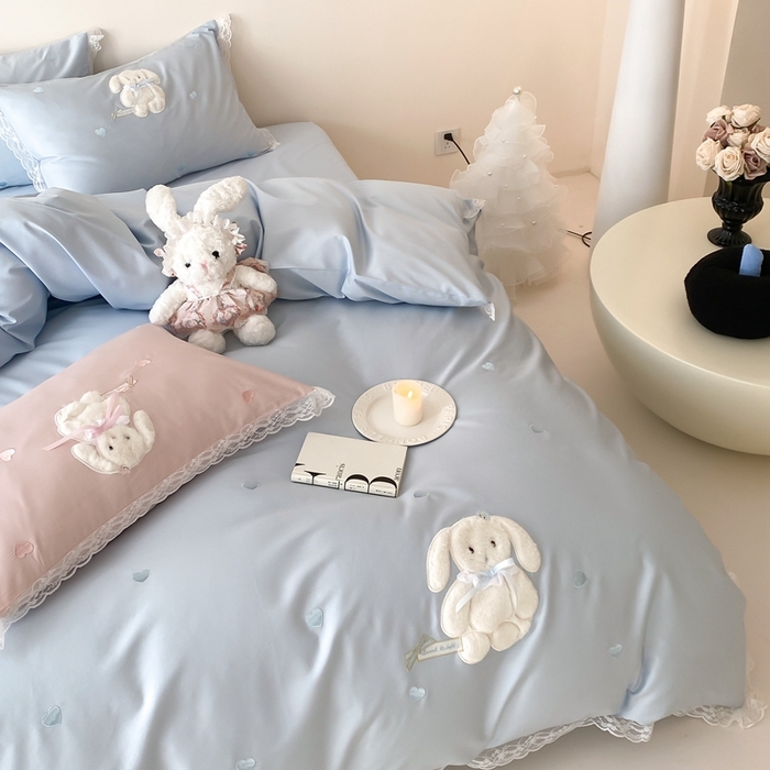 91家纺网 家纺一手货源 找家纺 MIU缪家居 2025新款100支全棉四件套-伽佰俐 卡通场景 蓝色