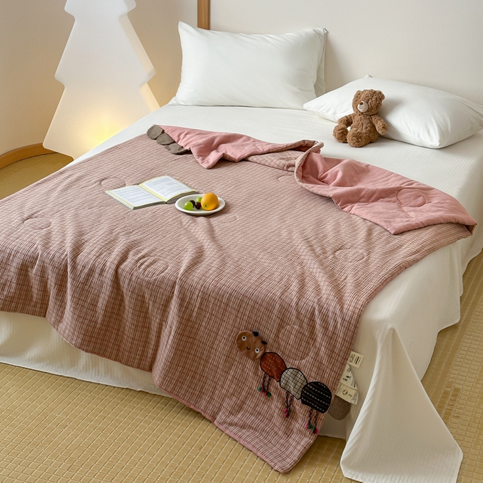 91家纺网 家纺一手货源 找家纺 月夏 2025新款全棉双层纱纱布夏被夏凉被空调被 毛毛虫-粉【填充新疆棉花】