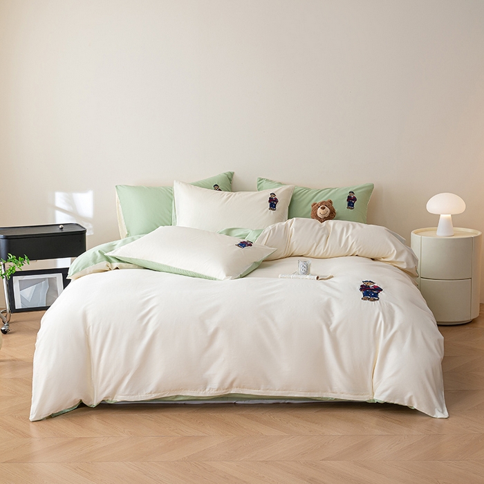 91家纺网 家纺一手货源 找家纺 澳梵家居2025新款A类裸睡级全棉刺绣四件套-英伦小熊 英伦熊-白绿