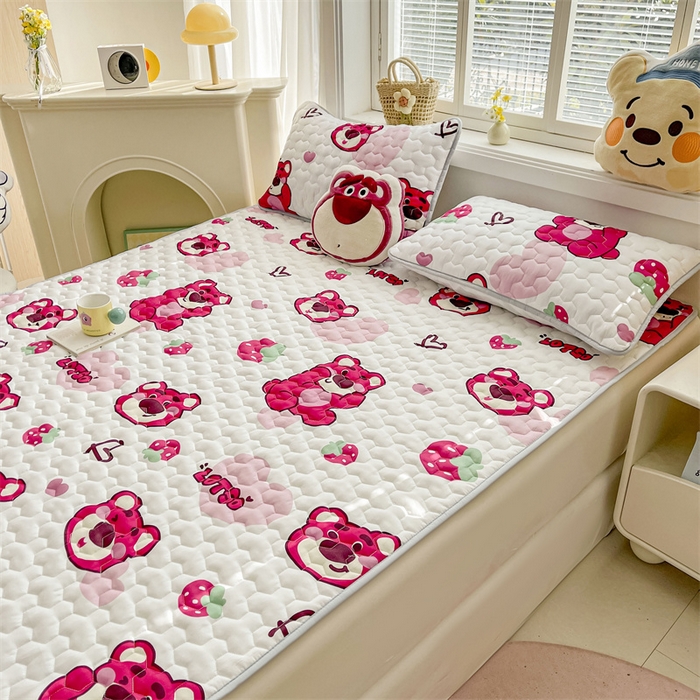 91家纺网 家纺一手货源 找家纺 迪梦思家纺 2025新款A类正版授权卡通印花水洗棉夹棉学生床护垫 爱心草莓能