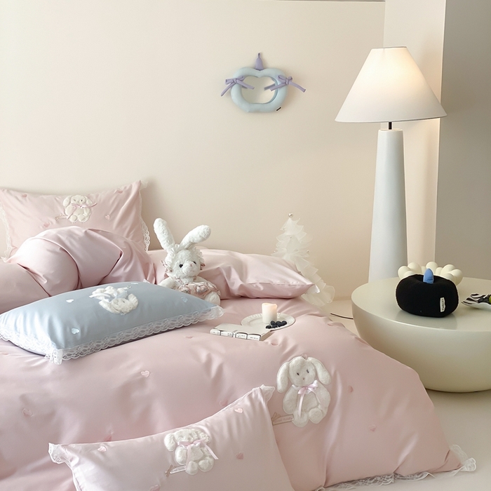 91家纺网 家纺一手货源 找家纺 MIU缪家居 2025新款100支全棉四件套-伽佰俐 卡通场景 粉色