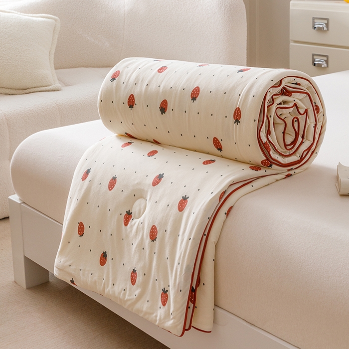 91家纺网 家纺一手货源 找家纺 优被业 2025新款A类牛奶丝针织棉夏被20%大豆(四周踩棉)软糯夏凉被空调被 草莓