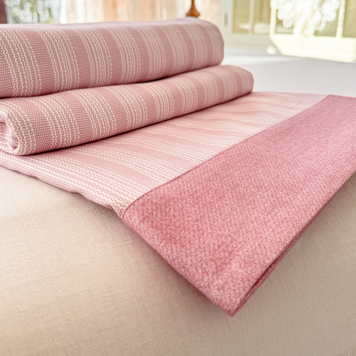 91家纺网 家纺一手货源 找家纺 简宜家居 2025新款宽边纯棉全棉老粗布床单 疏条-粉桃宽边