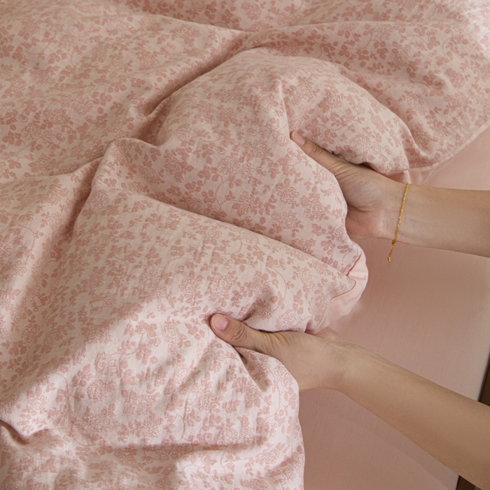 91家纺网 家纺一手货源 找家纺 618家纺 2025新款全棉色织提花四件套小花系列 玫子花-暗粉