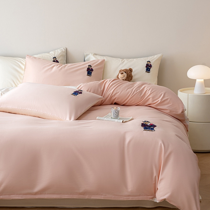 91家纺网 家纺一手货源 找家纺 澳梵家居2025新款A类裸睡级全棉刺绣四件套-英伦小熊 英伦熊-草莓奶昔