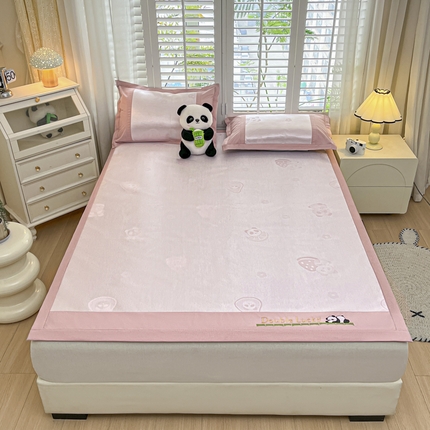 91家纺网 家纺一手货源 找家纺 席佬大 2025 新款肌理纹800D卡通草莓熊猫菱形熊猫刺绣床席床笠凉席 草莓熊猫-粉色床席款