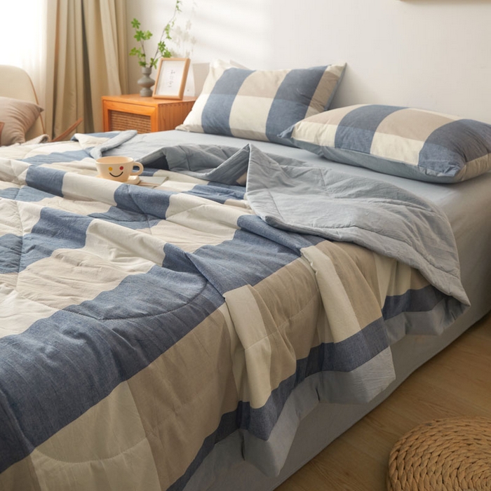 91家纺网 家纺一手货源 找家纺 熙宴 2025新款无印风新疆棉花夏被四件套 蓝大格