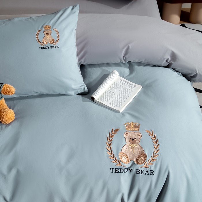 91家纺网 家纺一手货源 找家纺 澳梵家居2025新款A类全棉水洗棉刺绣四件套-泰迪小熊 泰迪熊-雾蓝