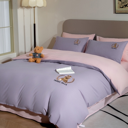 91家纺网 家纺一手货源 找家纺 澳梵家居2025新款A类全棉水洗棉刺绣四件套-泰迪小熊 泰迪熊-奶昔白灰