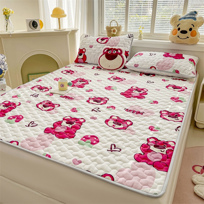 91家纺网 家纺一手货源 找家纺 迪梦思家纺 2025新款A类正版授权卡通印花水洗棉夹棉学生床护垫 爱心草莓能