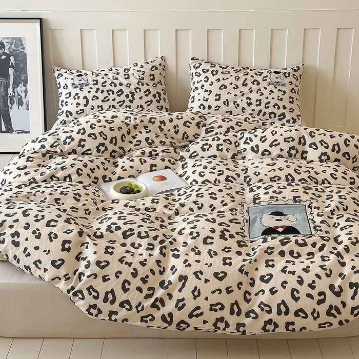 91家纺网 家纺一手货源 找家纺 圆岛家纺 2025新款全棉双层纱贴布绣四件套 爵士小狗