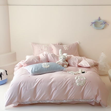 91家纺网 家纺一手货源 找家纺 MIU缪家居 2025新款100支全棉四件套-伽佰俐 卡通场景 粉色