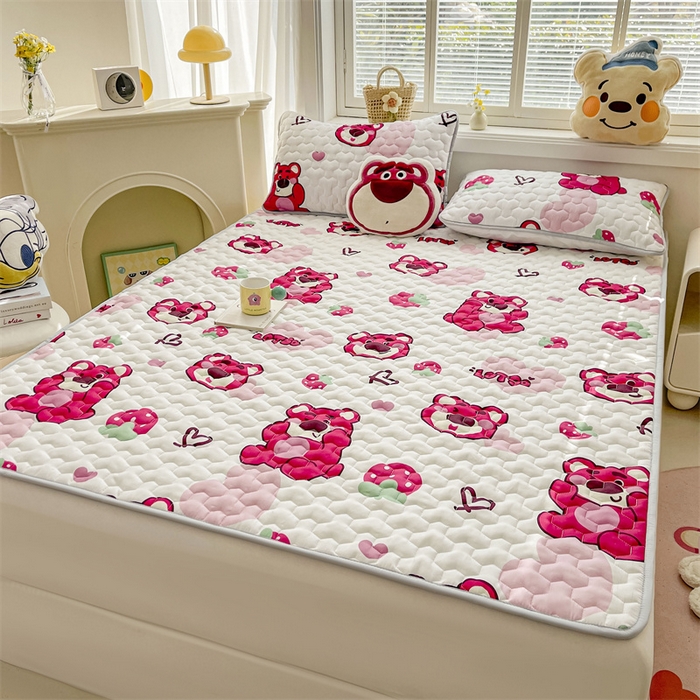 91家纺网 家纺一手货源 找家纺 迪梦思家纺 2025新款A类正版授权卡通印花水洗棉夹棉学生床护垫 爱心草莓能