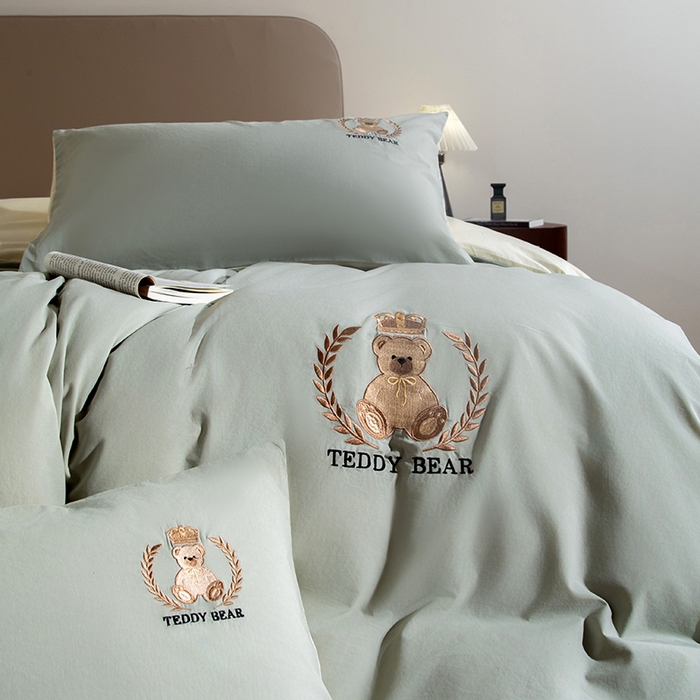 91家纺网 家纺一手货源 找家纺 澳梵家居2025新款A类全棉水洗棉刺绣四件套-泰迪小熊 泰迪熊-抹茶绿