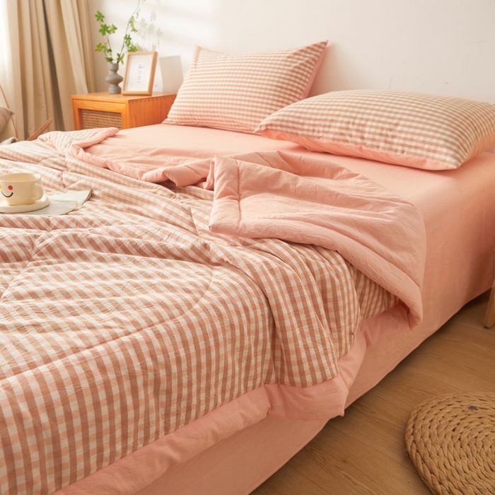 91家纺网 家纺一手货源 找家纺 熙宴 2025新款无印风新疆棉花夏被四件套 粉小格