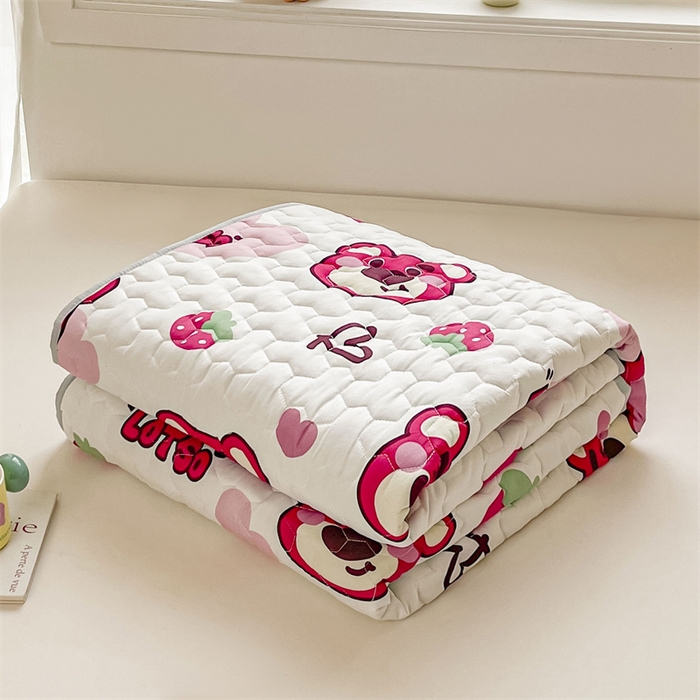 91家纺网 家纺一手货源 找家纺 迪梦思家纺 2025新款A类正版授权卡通印花水洗棉夹棉学生床护垫 爱心草莓能