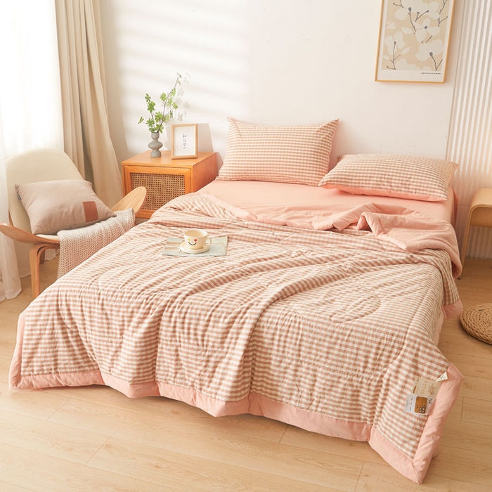 91家纺网 家纺一手货源 找家纺 熙宴 2025新款无印风新疆棉花夏被四件套 粉小格