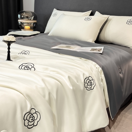 91家纺网 家纺一手货源 找家纺 宇航家纺  2025新款水洗真丝天丝绣花夏被四件套夏凉被空调被 单夏被 山茶花白拼深灰