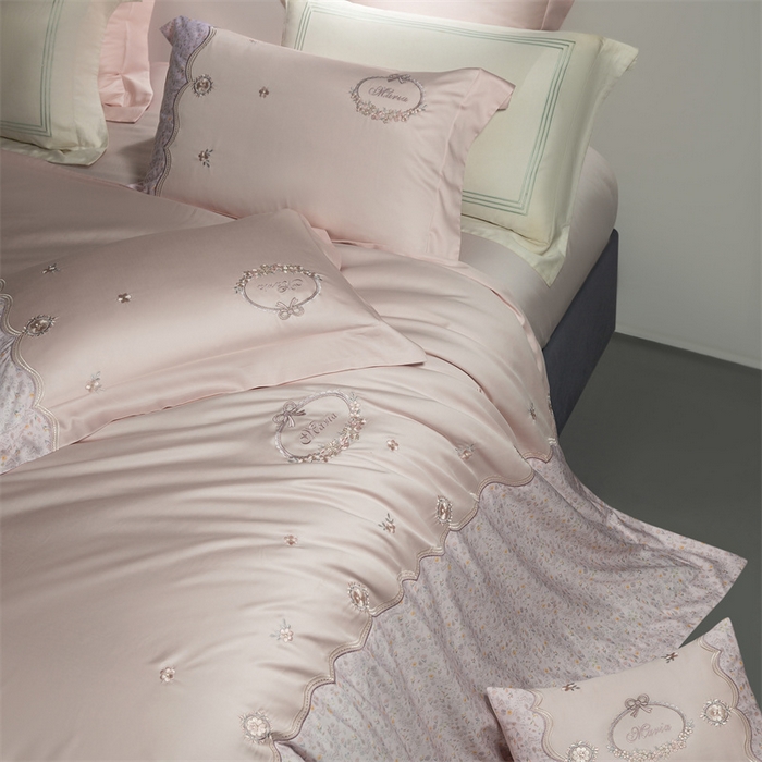 91家纺网 家纺一手货源 找家纺 高大尚婚庆馆 2025新款艾能棉高端绣花四件套-巴黎甜心 巴黎甜心-落樱粉
