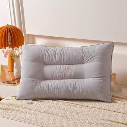 91家纺网 家纺一手货源 找家纺 露函家居 2025新款小热艾枕头枕芯 灰色双边定型款低枕