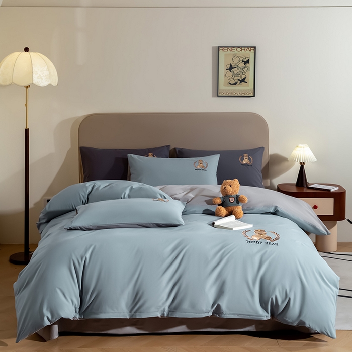 91家纺网 家纺一手货源 找家纺 澳梵家居2025新款A类全棉水洗棉刺绣四件套-泰迪小熊 泰迪熊-雾蓝