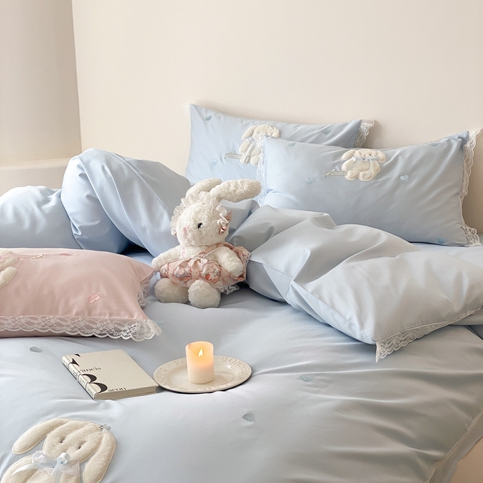 91家纺网 家纺一手货源 找家纺 MIU缪家居 2025新款100支全棉四件套-伽佰俐 卡通场景 蓝色