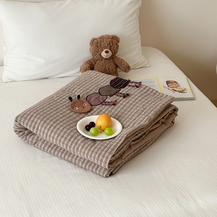 91家纺网 家纺一手货源 找家纺 月夏 2025新款全棉双层纱纱布夏被夏凉被空调被 毛毛虫-咖【填充新疆棉花】