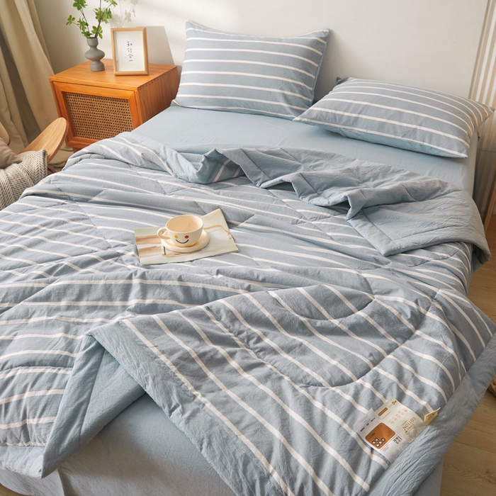 91家纺网 家纺一手货源 找家纺 熙宴 2025新款无印风新疆棉花夏被四件套 蓝宽条