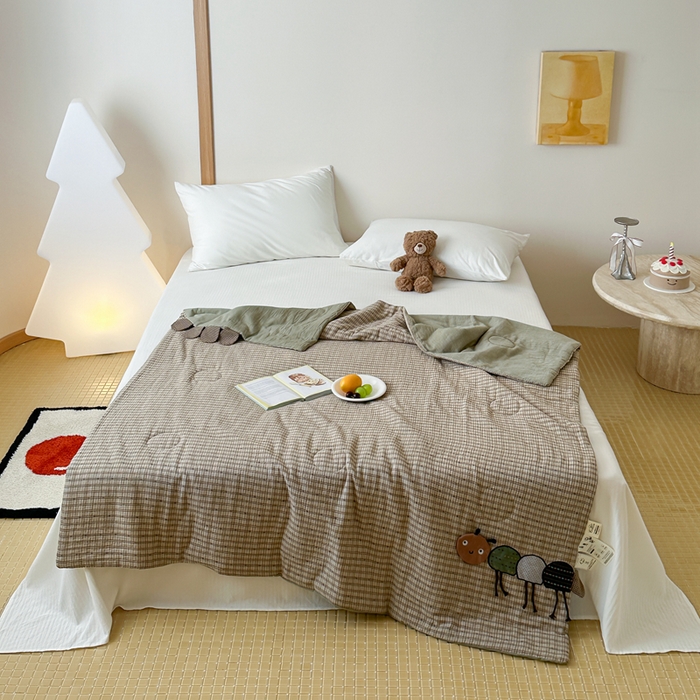 91家纺网 家纺一手货源 找家纺 月夏 2025新款全棉双层纱纱布夏被夏凉被空调被 毛毛虫-绿【填充新疆棉花】