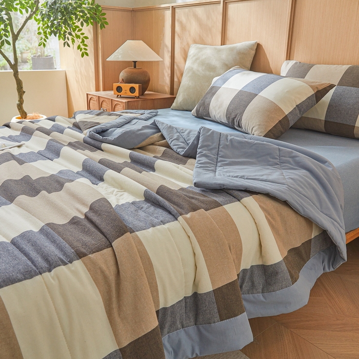 91家纺网 家纺一手货源 找家纺 猎鹿人家纺2025新款A类无印风水洗棉新疆棉花夏被 蓝灰大格