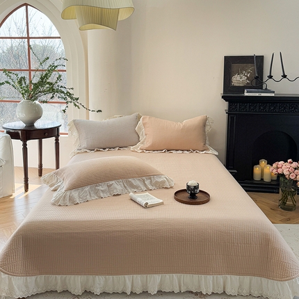 91家纺网 家纺一手货源 找家纺 诗黛尔 2025春夏新品全棉斜纹花边夹棉床盖-雅纹系列 雅纹-杏