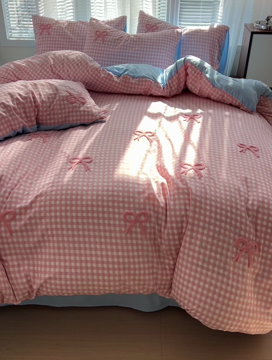 91家纺网 家纺一手货源 找家纺 灰鲸2025新款ins韩系软妹风蝴蝶结毛巾绣四件套 蝴蝶结（粉格+天空蓝)