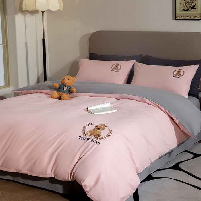 91家纺网 家纺一手货源 找家纺 澳梵家居2025新款A类全棉水洗棉刺绣四件套-泰迪小熊 泰迪熊-粉灰