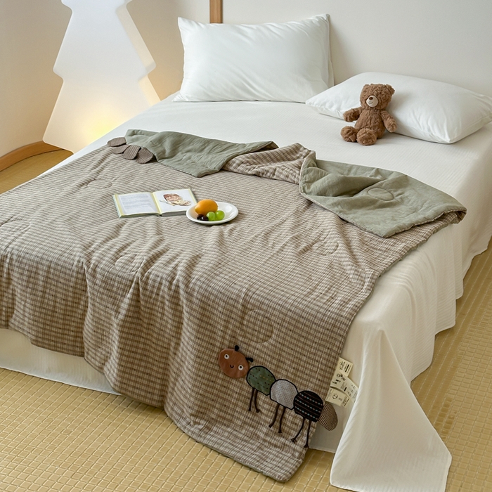 91家纺网 家纺一手货源 找家纺 月夏 2025新款全棉双层纱纱布夏被夏凉被空调被 毛毛虫-绿【填充新疆棉花】