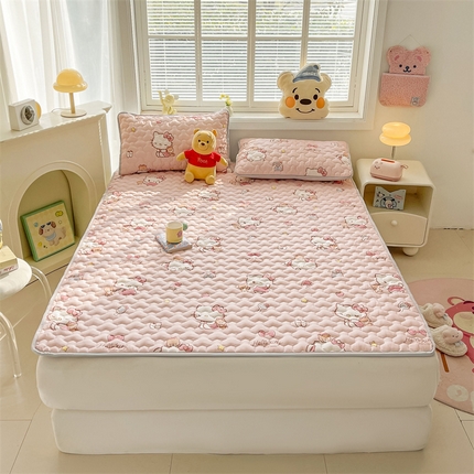 91家纺网 家纺一手货源 找家纺 迪梦思家纺 2025新款A类正版授权卡通印花水洗棉夹棉学生床护垫 粉粉凯蒂
