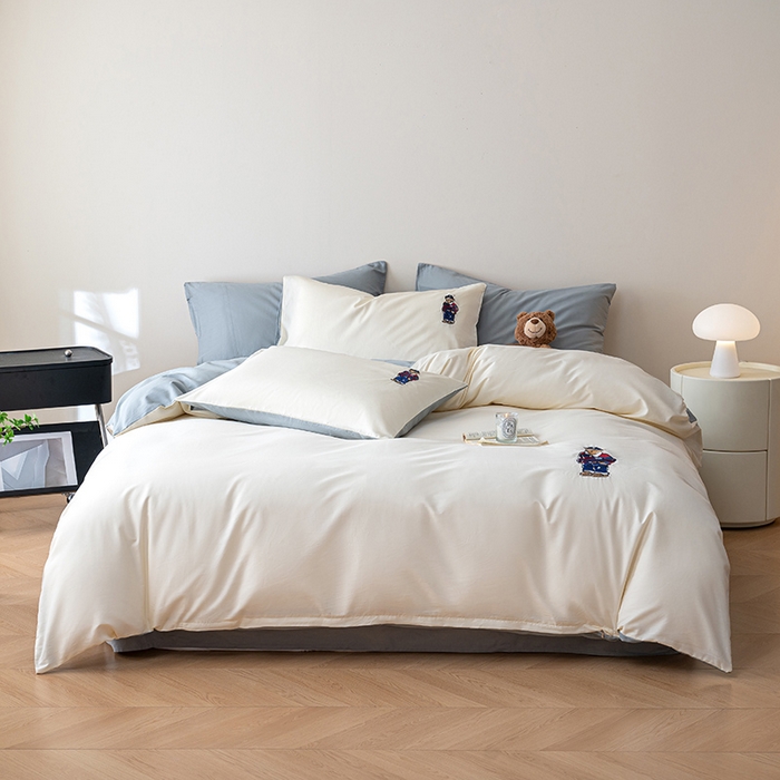 91家纺网 家纺一手货源 找家纺 澳梵家居2025新款A类裸睡级全棉刺绣四件套-英伦小熊 英伦熊-白灰