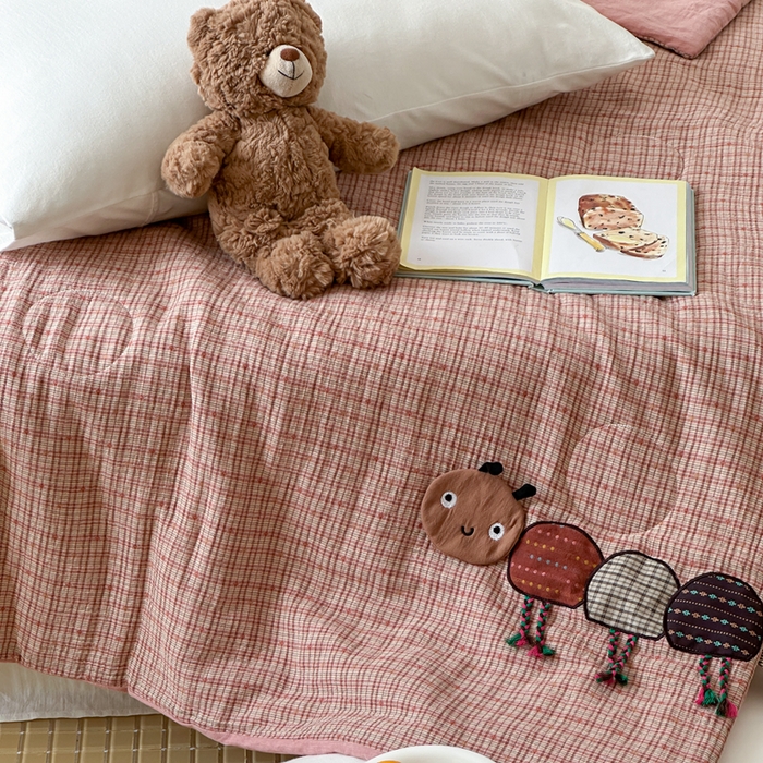 91家纺网 家纺一手货源 找家纺 月夏 2025新款全棉双层纱纱布夏被夏凉被空调被 毛毛虫-粉【填充新疆棉花】