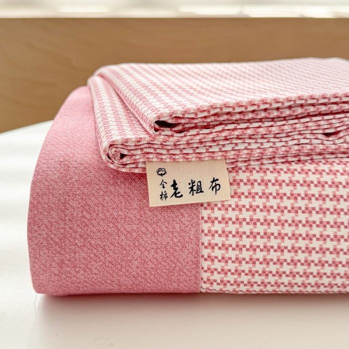 91家纺网 家纺一手货源 找家纺 简宜家居 2025新款宽边纯棉全棉老粗布床单 千鸟格-粉桃宽边