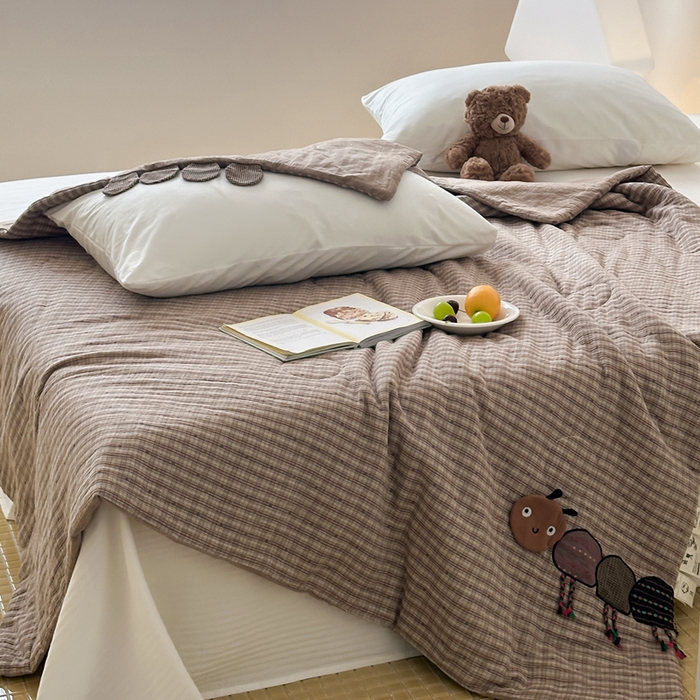 91家纺网 家纺一手货源 找家纺 月夏 2025新款全棉双层纱纱布夏被夏凉被空调被 毛毛虫-咖【填充新疆棉花】