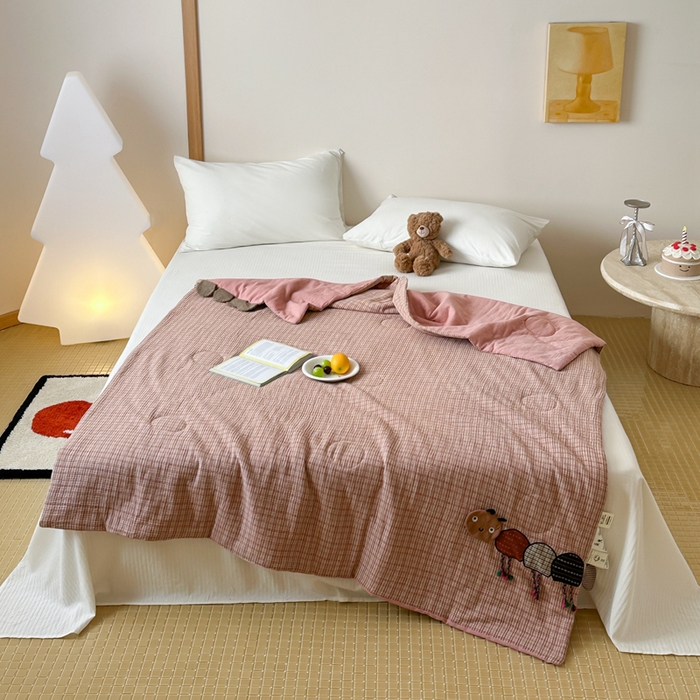 91家纺网 家纺一手货源 找家纺 月夏 2025新款全棉双层纱纱布夏被夏凉被空调被 毛毛虫-粉【填充新疆棉花】