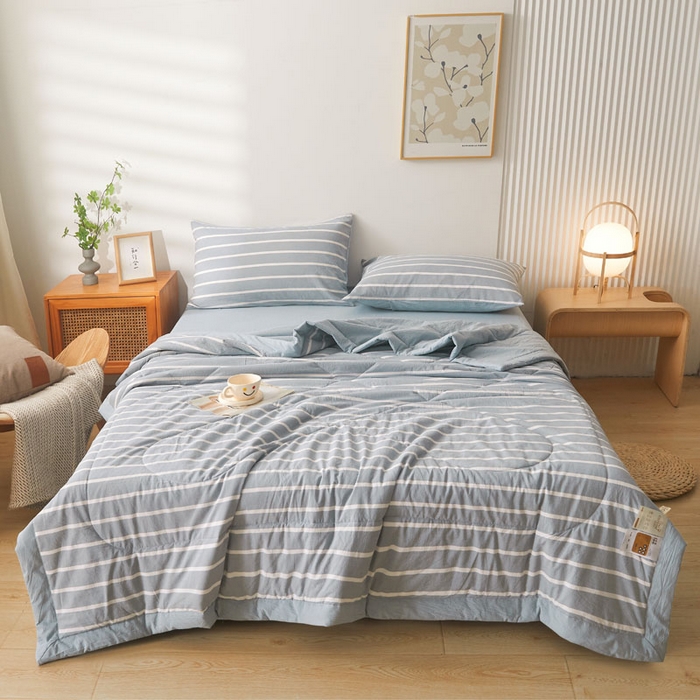 91家纺网 家纺一手货源 找家纺 熙宴 2025新款无印风新疆棉花夏被四件套 蓝宽条