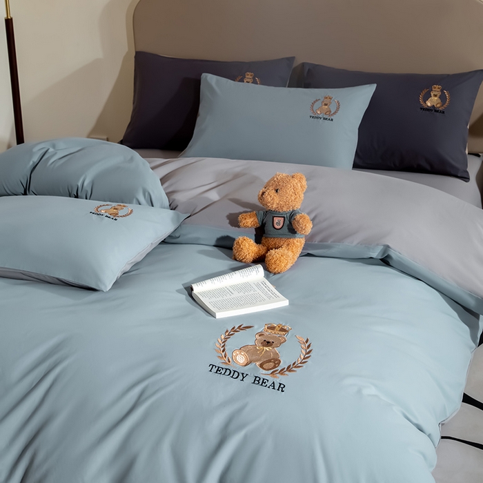 91家纺网 家纺一手货源 找家纺 澳梵家居2025新款A类全棉水洗棉刺绣四件套-泰迪小熊 泰迪熊-雾蓝